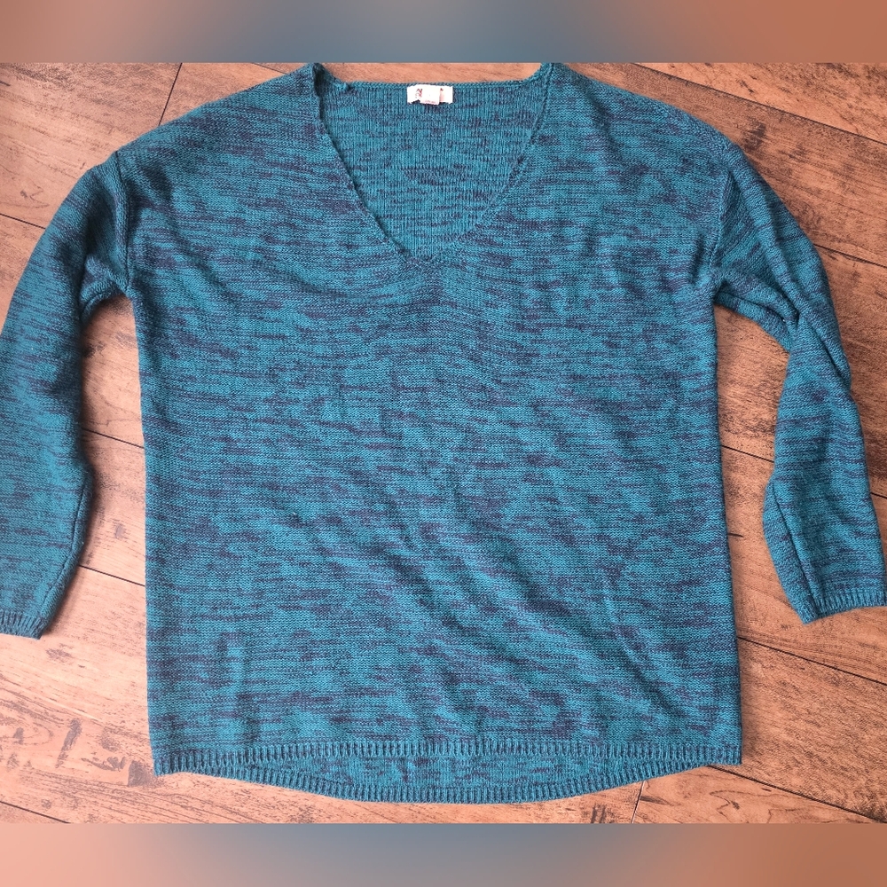 Arizona Jean Co. V-neck sweater, typically described as a knit pullover Size XL‎